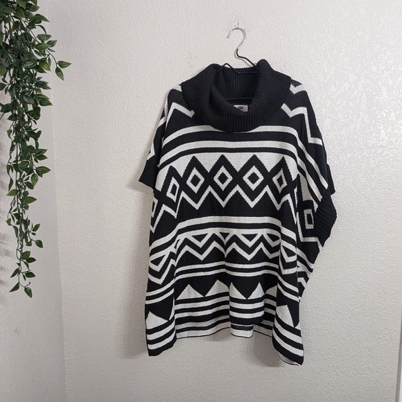 Old Navy Woman Plus Black White Geo Pattern Poncho Sweater Cowl Neck 1X-2X - Picture 2 of 9